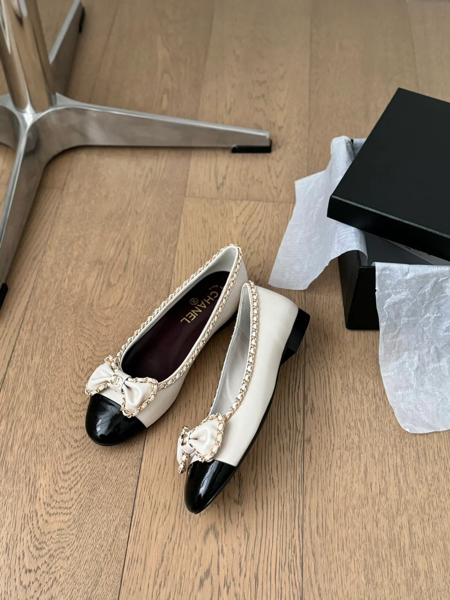 👟👟Ex-factory price 580👟👟 Purchasing agent Chanel Xiaoxiang 24A new chain double C thick heel shoes! 1:1 replica of the original. A classic among classics. It is perfect whether paired with trousers or skirts. The small round head design is very good at modifying the shape of the feet. A must-have for little fairies! The upper is made of imported lambskin, the lining is top-grade mixed sheepskin, and the outsole is imported Italian cowhide. Heel height: 2.5cm. Size: 35-39 (40/41/42/43 customized)
